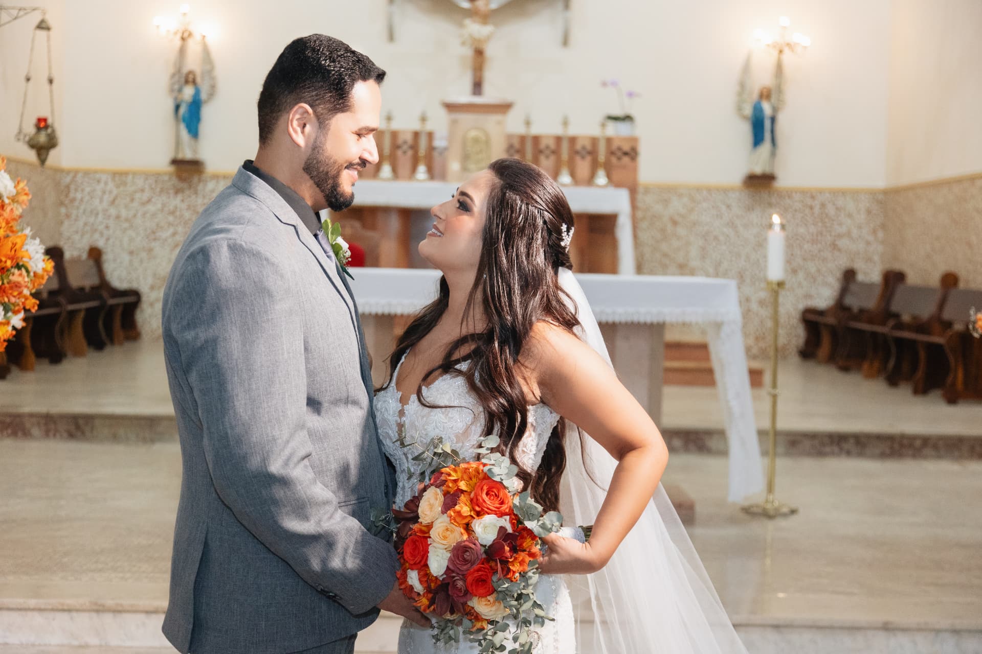 Noivos se olhando no altar da igreja — fotografia de casamento em Minas Gerais